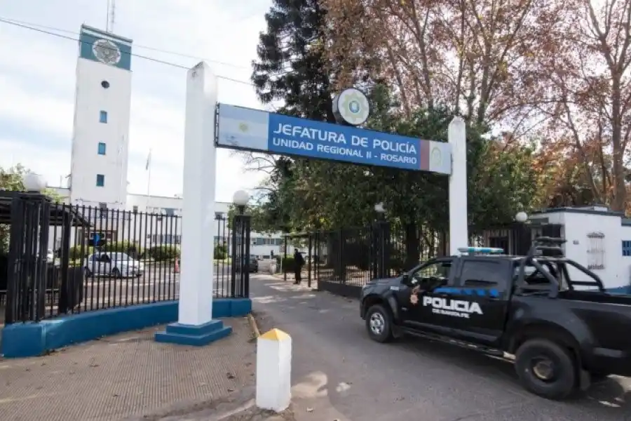 Allanaron la Oficina de horas extra de la Policía en Rosario: investigan irregularidades