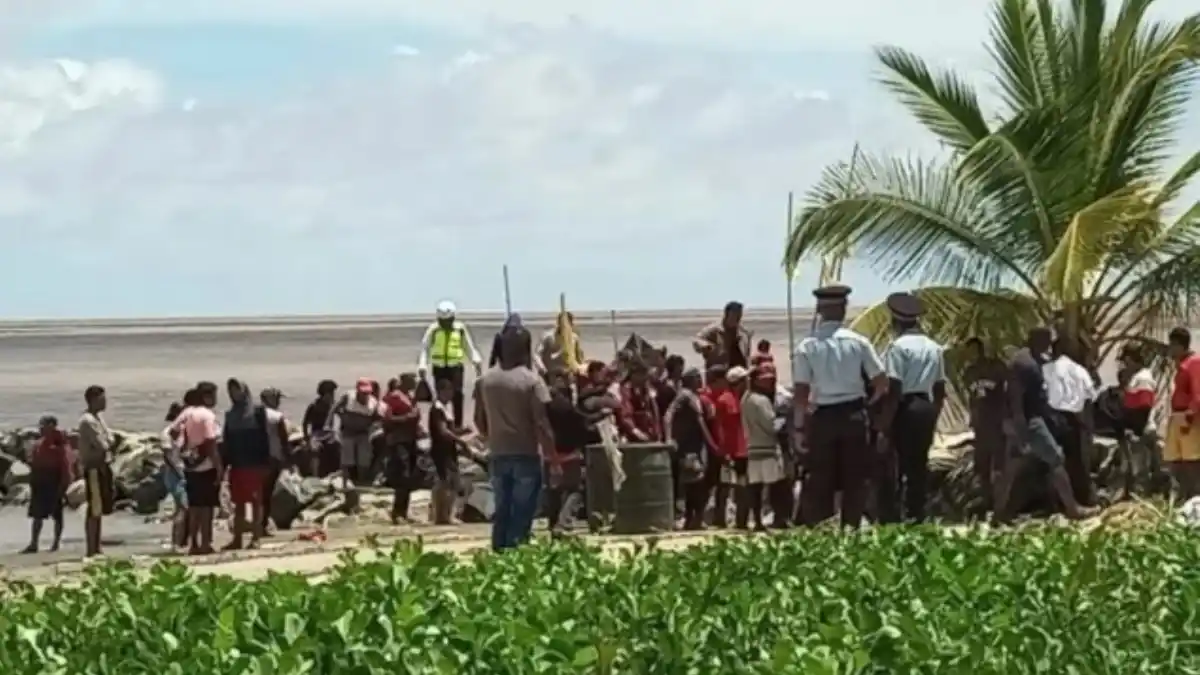Policía de Guyana interceptó embarcación con 75 migrantes venezolanos en la costa del Esequibo