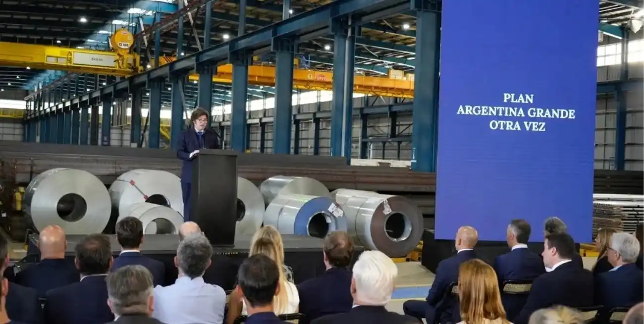 Milei en San Nicolás durante el anuncio del acuerdo energético con Eni. Foto: Noticias Argentinas.