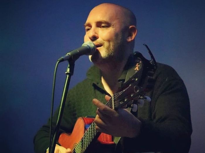 lucas marin cantante guitarrista rafaelino visita radio rafaela - 3
