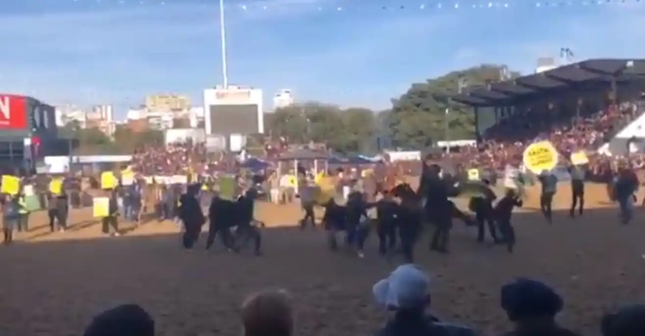 Activistas veganos irrumpieron en La Rural y los gauchos los echaron a "caballazos"