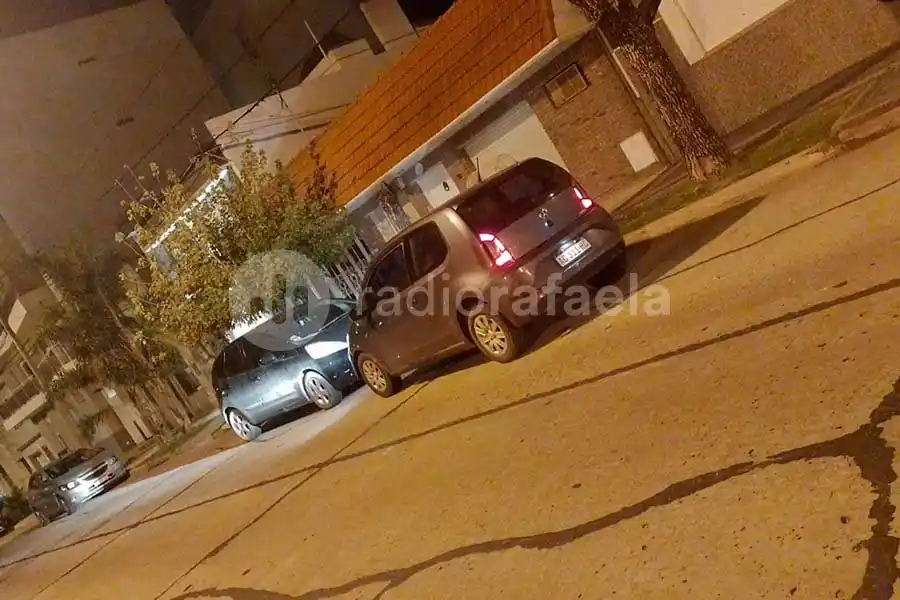 Se durmió en el volante, completamente borracho, y estacionado contramano