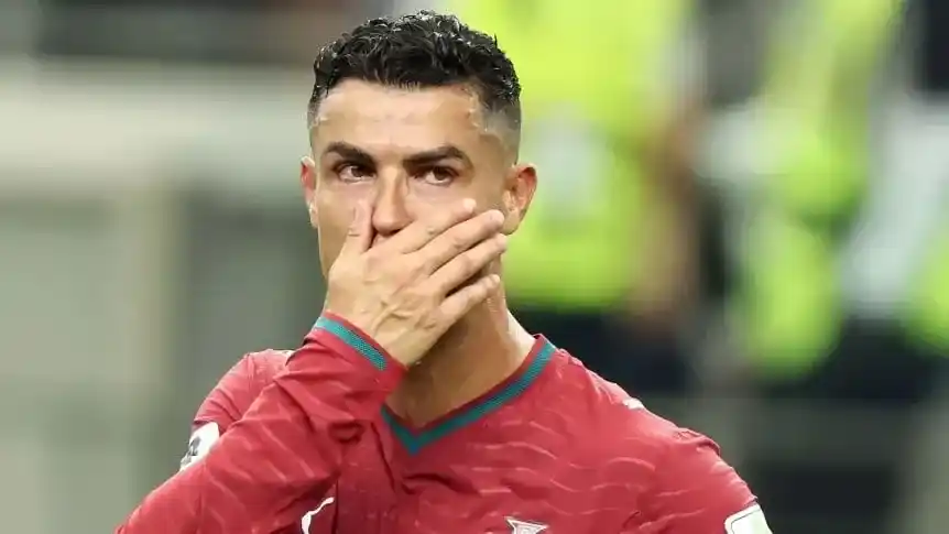 Ronaldo, desconsolado tras la eliminación de Portugal ante España en el Mundial