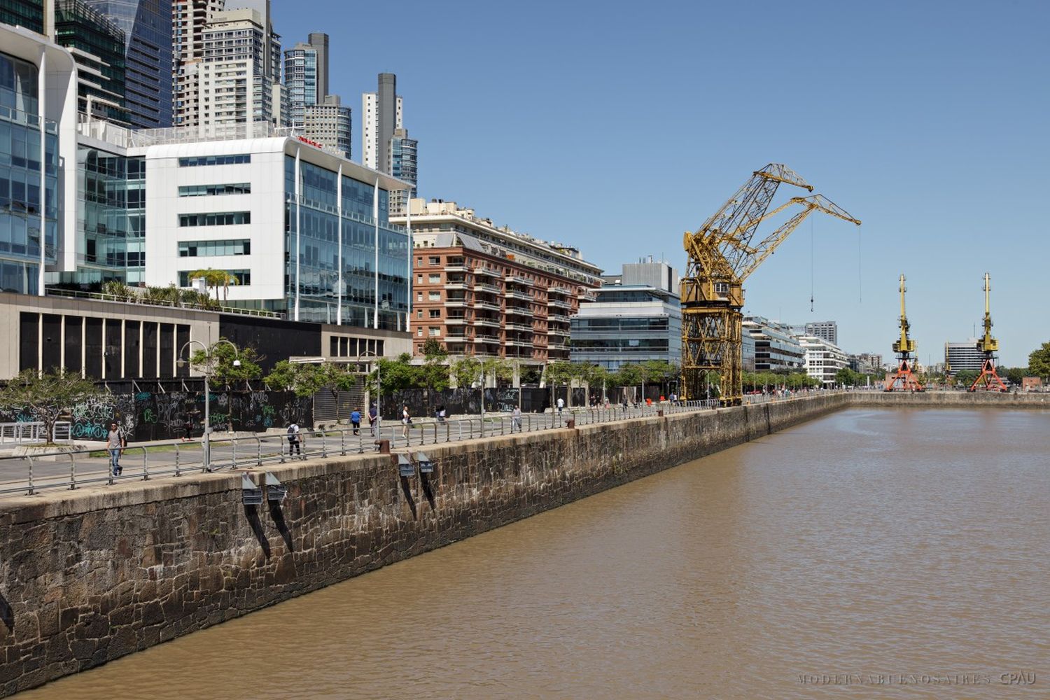 Un joven se ahogó en Puerto Madero tras tirarse al río a buscar una mochila