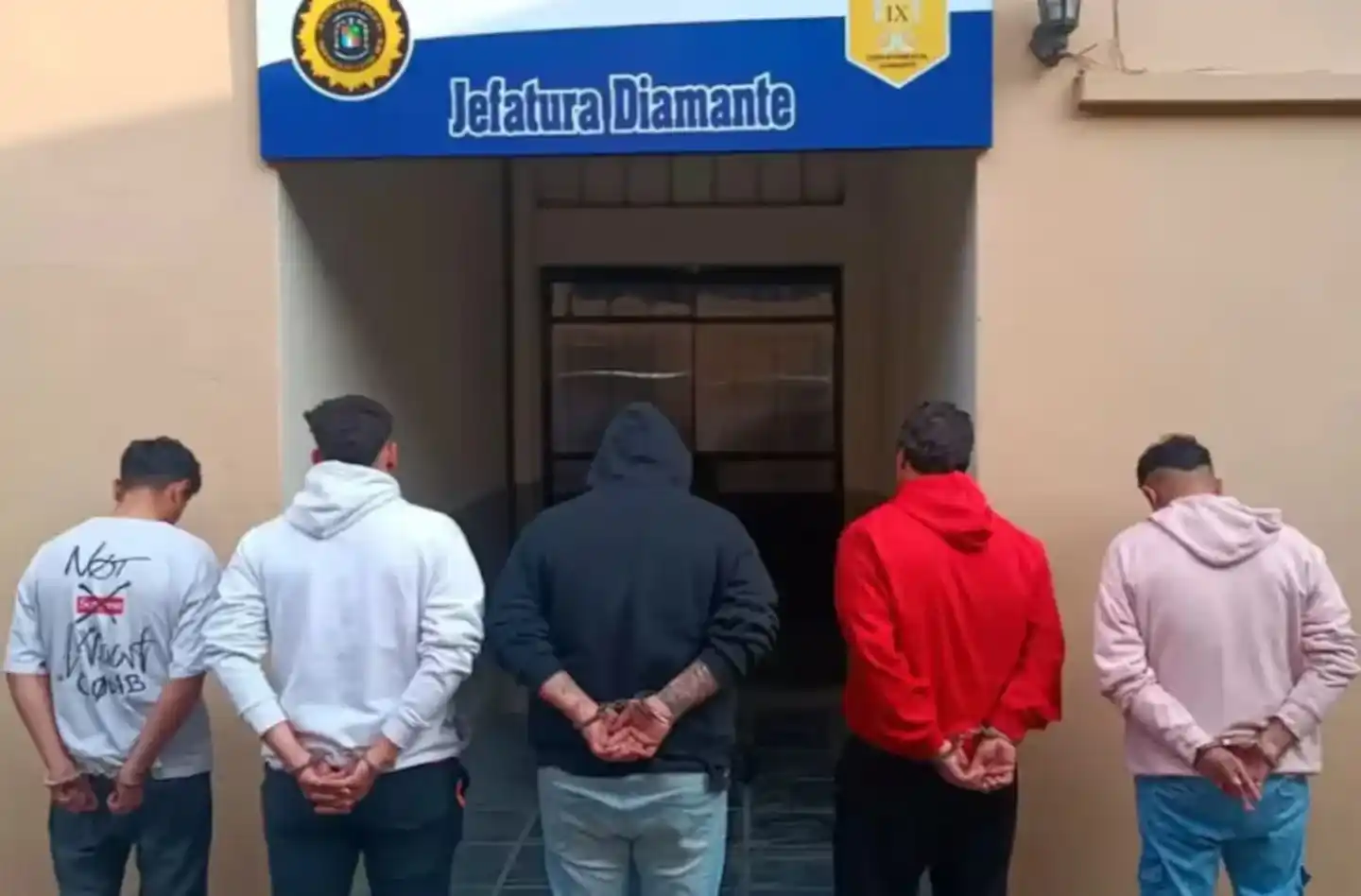 El sospechoso, identificado preliminarmente como Santiago S., de 36 años, fue capturado junto a otros cuatro hombres,
