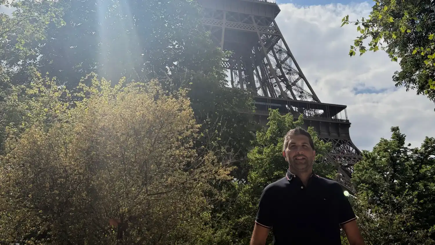 Duin, con la Torre Eiffel de fondo.