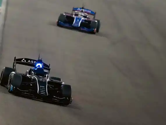 Un auto de IA venció por primera vez a un expiloto de F1