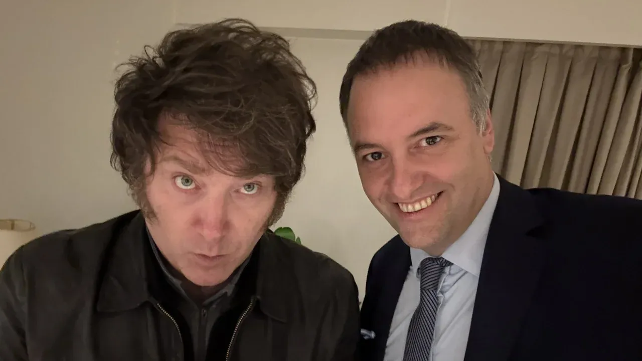 El presidente Javier Milei y Manuel Adorni celebran el resultado