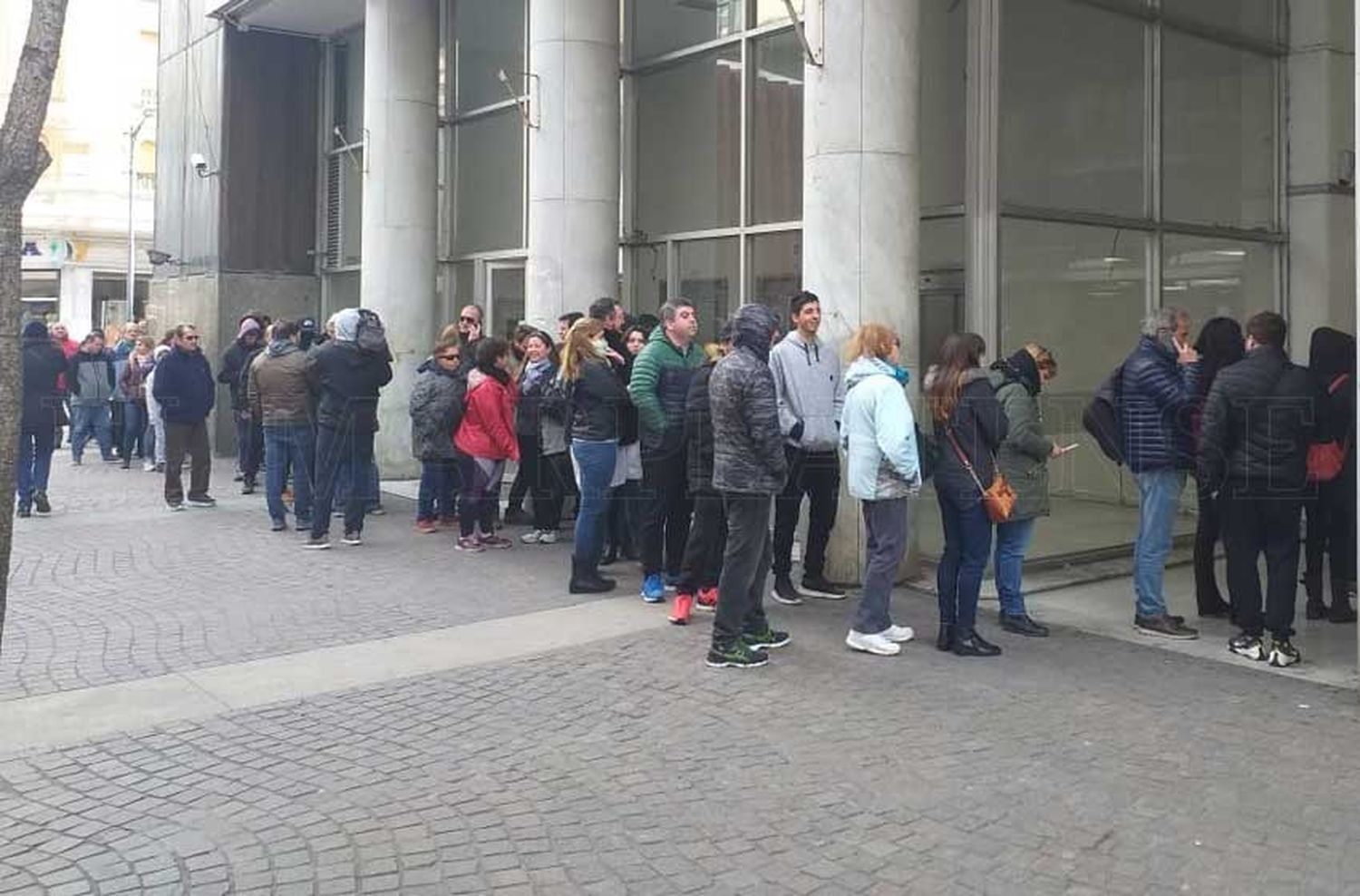 Largas filas desde temprano para ingresar a los bancos