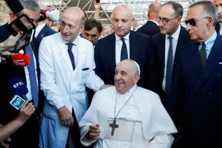 El Papa Francisco fue dado de alta este viernes tras su operación