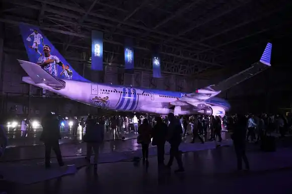 Aerolíneas Argentinas presentó el avión que llevará a los hinchas al Mundial de Qatar