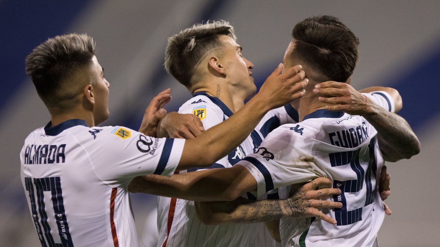 A puro gol, Vélez extendió su auspicioso presente