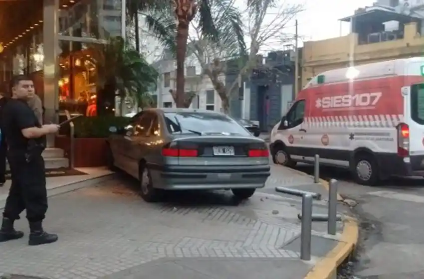 Un auto perdió el control y se incrustró contra un famoso bar del boulevard Oroño