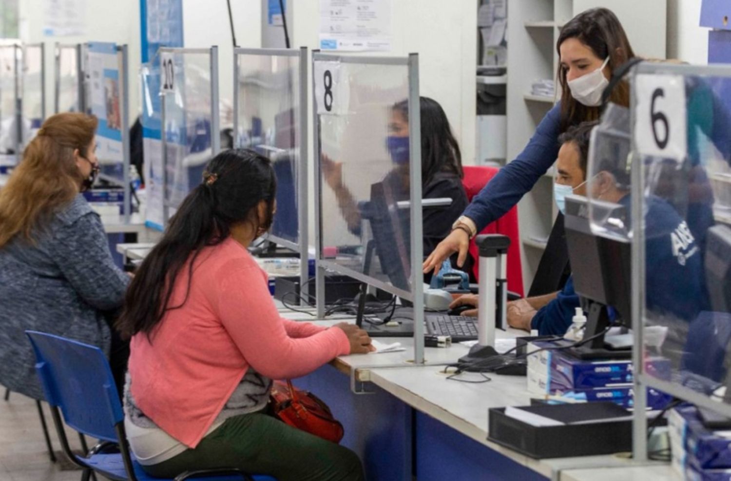 Los estatales bonaerenses deberán volver al trabajo presencial desde el lunes 18