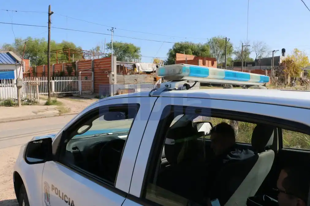 Un móvil policial custodia la vivienda luego del ataque.
