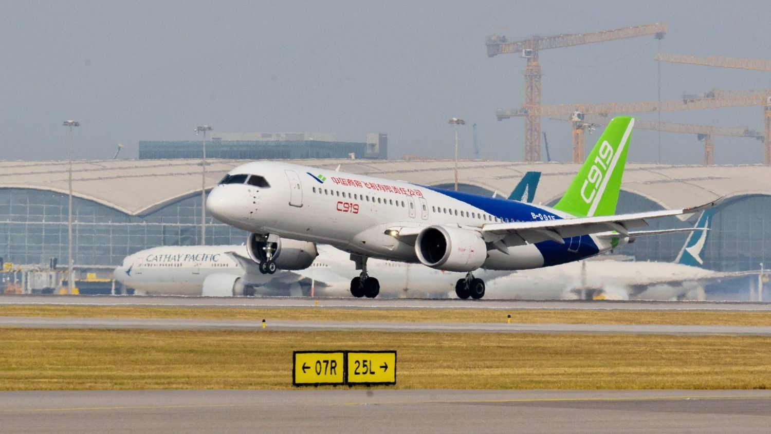 El COMAC C919 inició vuelos comerciales regulares fuera de China continental