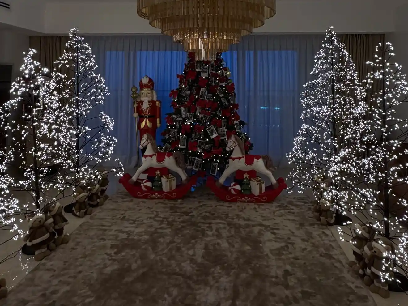 Wanda Nara no armó “el arbolito”: armó siete y convirtió su living en un palacio navideño