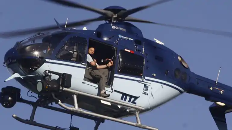 Furor en las redes sociales: Berni sobrevoló piquetes colgado de un helicóptero 