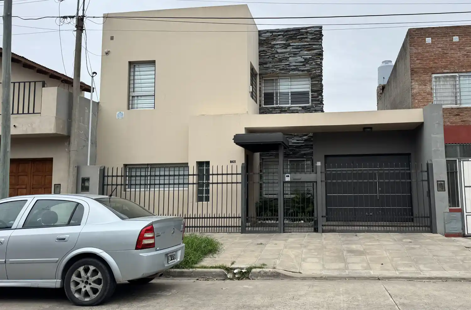 Personal de la DDI de Pilar llegó en autos sin identificación policial al domicilio objeto del allanamiento.