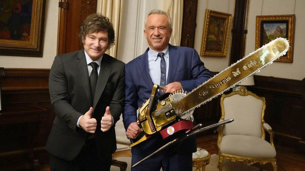 El presidente Javier Milei, acompañado del ministro de Salud, Mario Lugones, recibió esta mañana en su despacho de Casa Rosada al secretario de Salud y Servicios Humanos de los Estados Unidos, Robert Kennedy Jr.