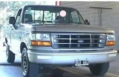 Robaron una camioneta Ford de la puerta de una casa ubicada en la calle Libres del Sur