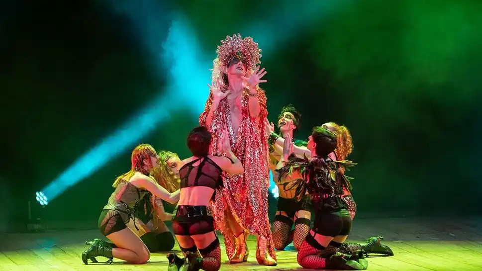 Show musical. La obra cuenta la historia del poder absoluto y autocrático encarnado en el personaje de Calígula