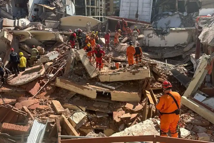 Finalizó la labor de los brigadistas de Santa Fe en Villa Gesell por el derrumbe del hotel