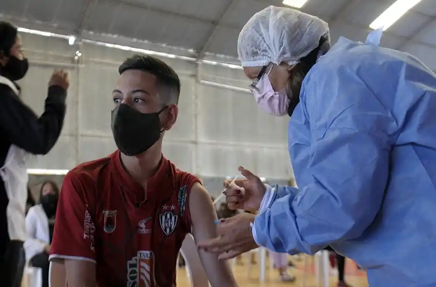 Coronavirus en Santa Fe: tras la aprobación de Moderna, más de 146 mil adolescentes ya se anotaron para recibir la vacuna