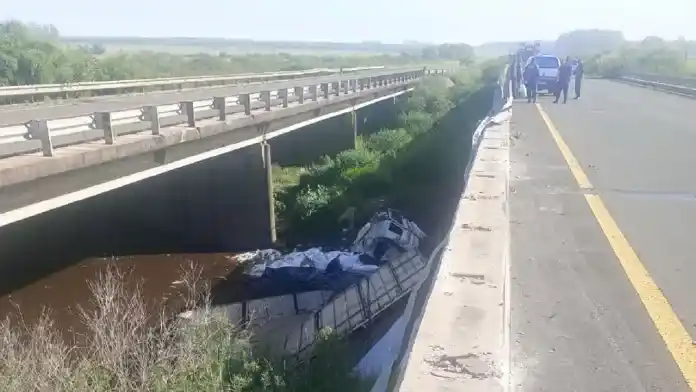 Cayó un camión a un arroyo en la Ruta 14 y hospitalizaron al conductor