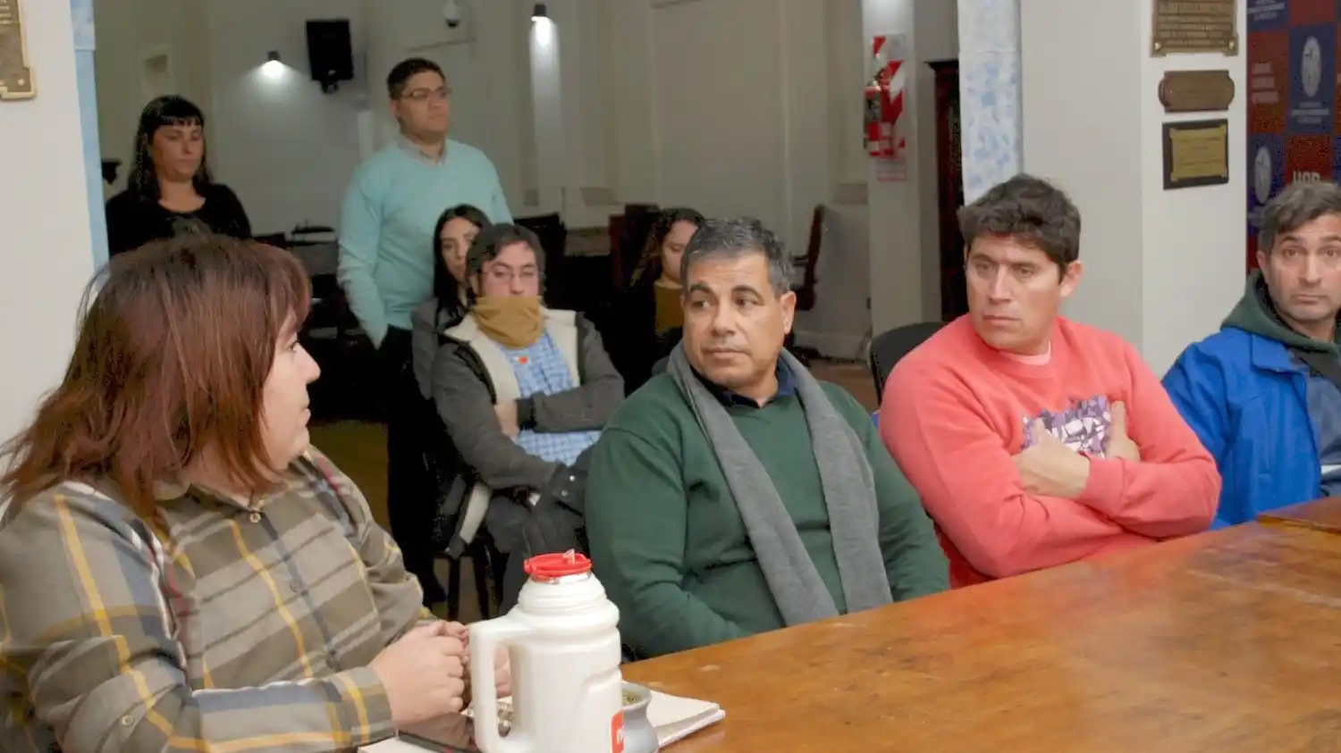 Con atención. La concejala Rocío Mateo escucha a uno de los trabajadores portuarios.