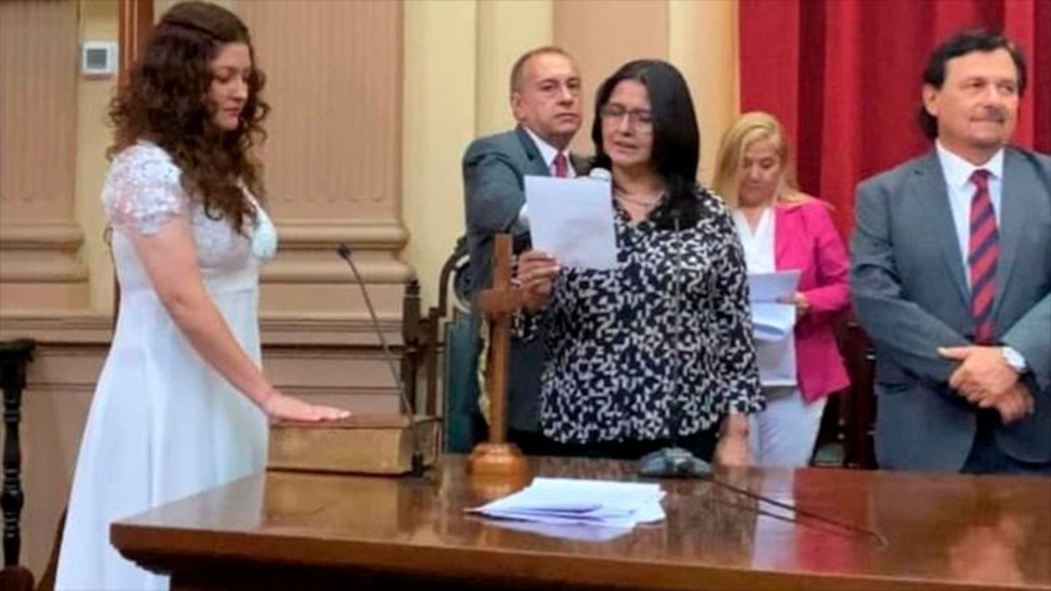 Juró como diputada con vestido de novia: ya protagonizó otros insólitos hechos