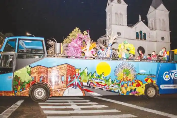 De la mano del Bus Turístico,  el carnaval se hizo sentir en las calles de Concordia
