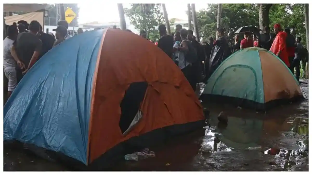 NO TENEMOS CÓMO PROTEGER A LOS NIÑOS: migrantes varados en la frontera con México sufren inclemencias del clima