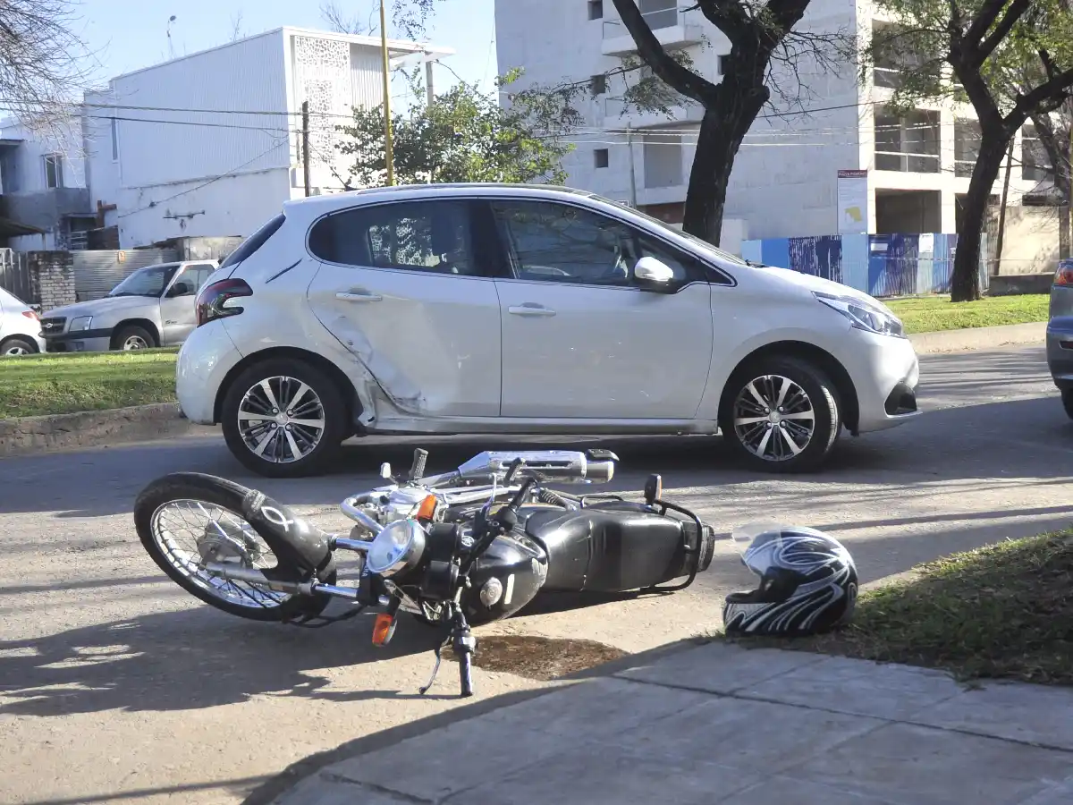 Motociclista herido al chocar con un auto que salía del garaje