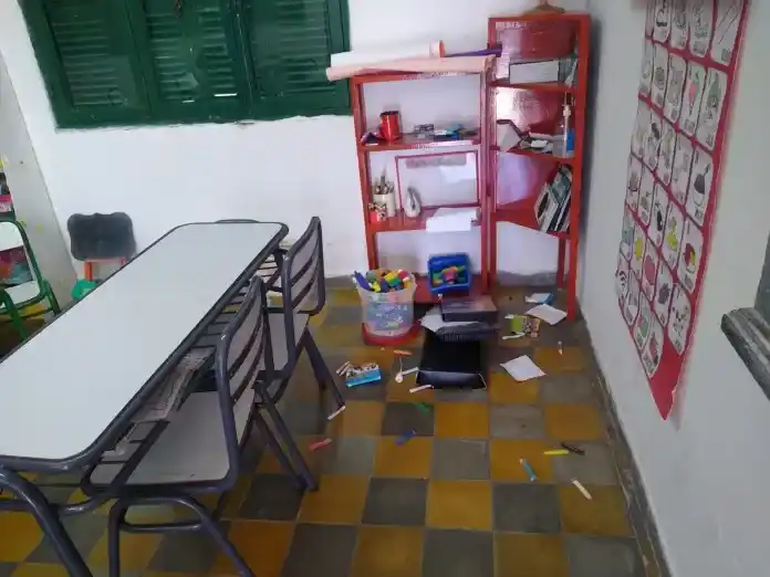 Tiroteo y destrozos en una escuela: cuatro ladrones balearon a un policía durante un operativo