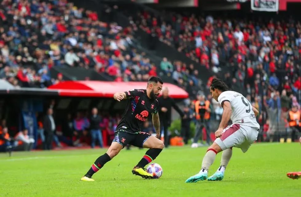 Ariel Rojas en acción, durante el partido del Pirata ante Colón, en Santa Fe, por Liga Profesional