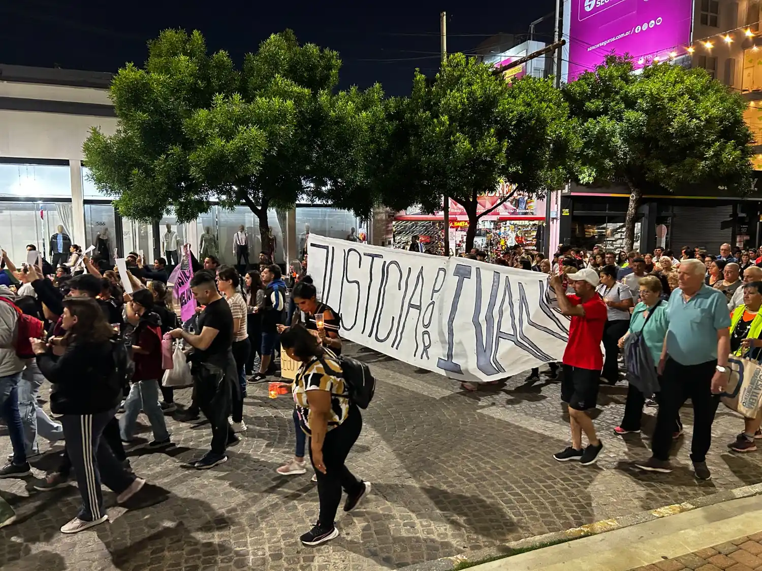 Movilización pidiendo Justicia por Iván, a la que se sumó el reclamo de justicia por Melani | Crédito: Radio Rafaela - 1