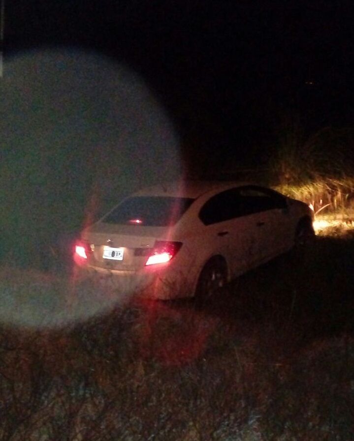 Perdió el control de automóvil y y cayó a una zanja