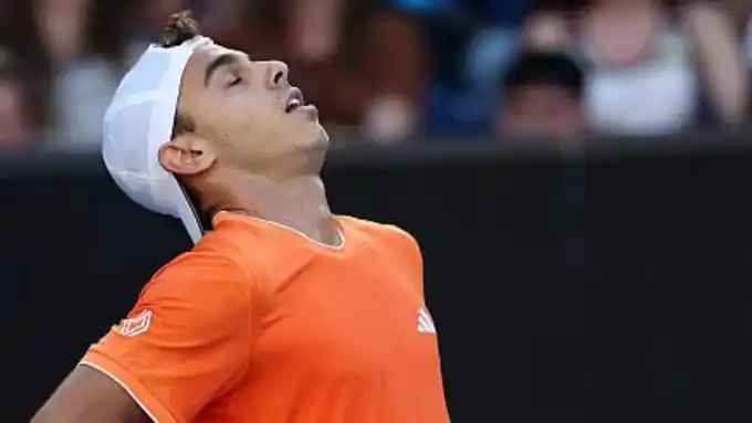 Fran Cerúndolo explicó su retiro del RioOpen :"fue un dolor que no traía y se agravó tras el 1° set y no podía correr más."