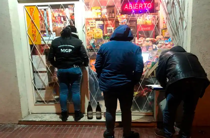 Clausuran despensa por venta de alcohol fuera del horario permitido