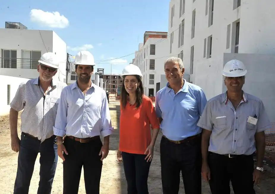 Vidal y Basavilbaso recorrieron obras del Plan Procrear en Canning