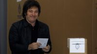 Milei votó rodeado de seguidores y habló de "un enorme trabajo a pesar de la campaña del miedo"