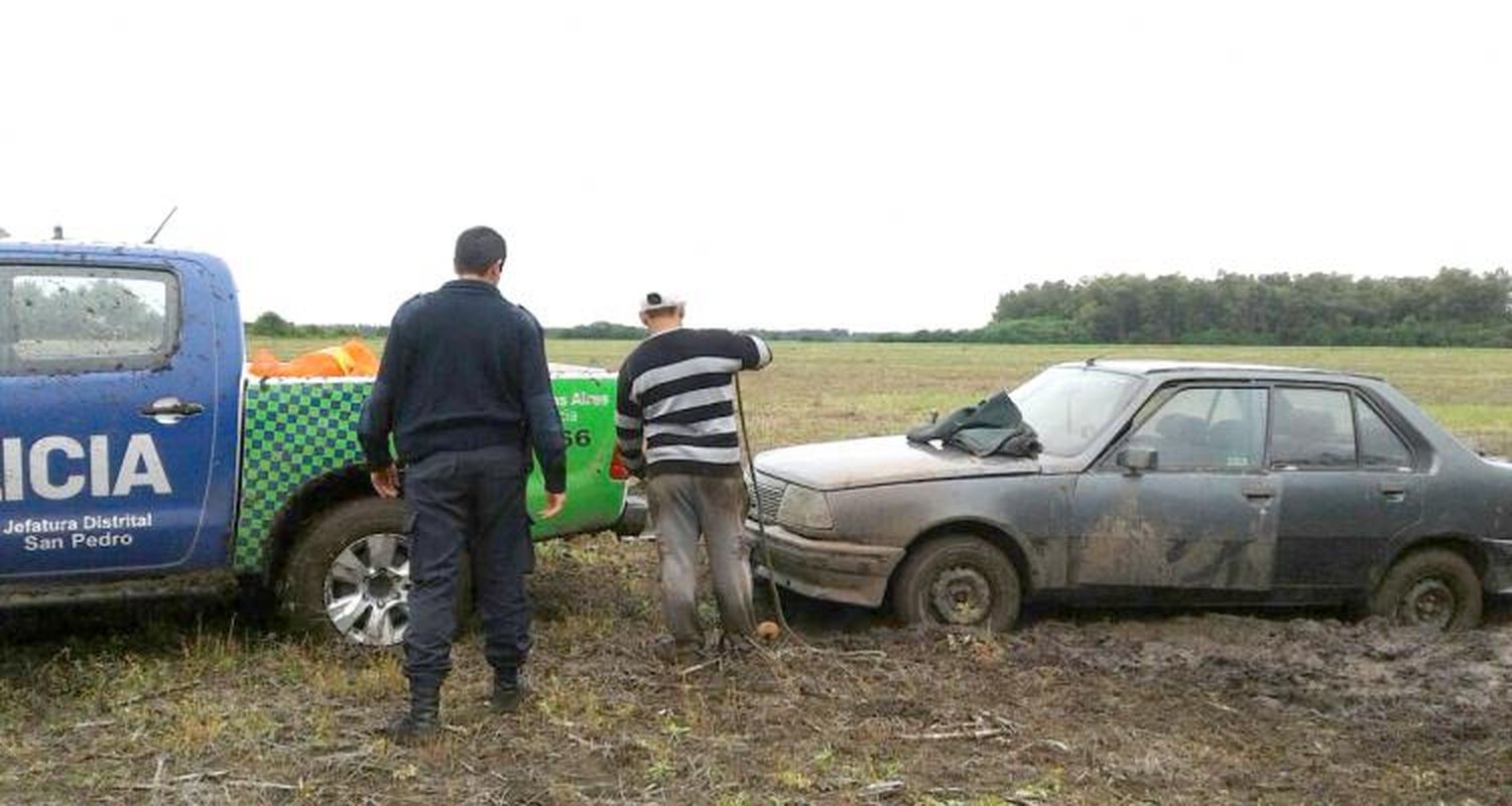 Patrulleros en el barro