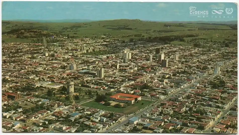 Tarjeta postal con una vista aérea del centro de la ciudad de Tandil. Fuente: Cegehcs.