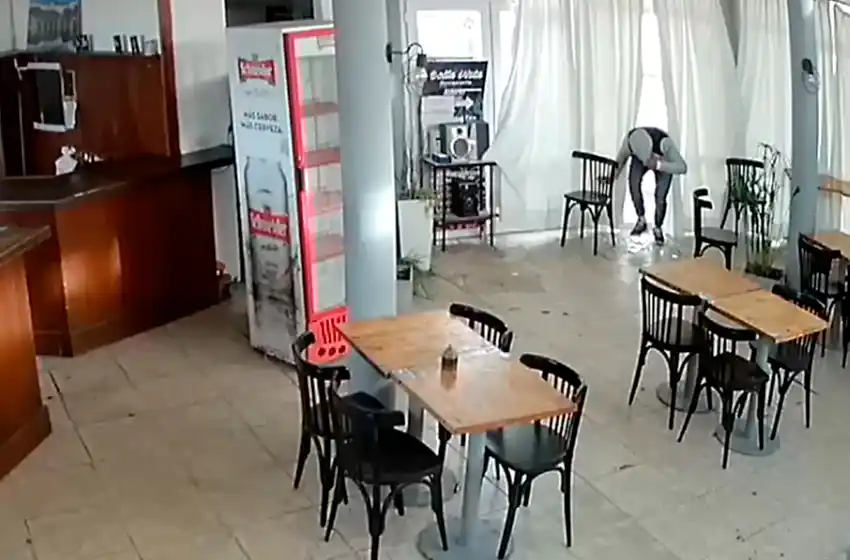 Video: robó un monitor de un restaurant y las cámaras de seguridad lo "escracharon"