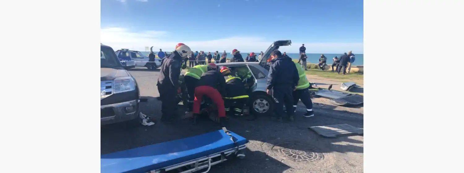 Fuerte impacto en la costa: un hombre quedó atrapado en un auto