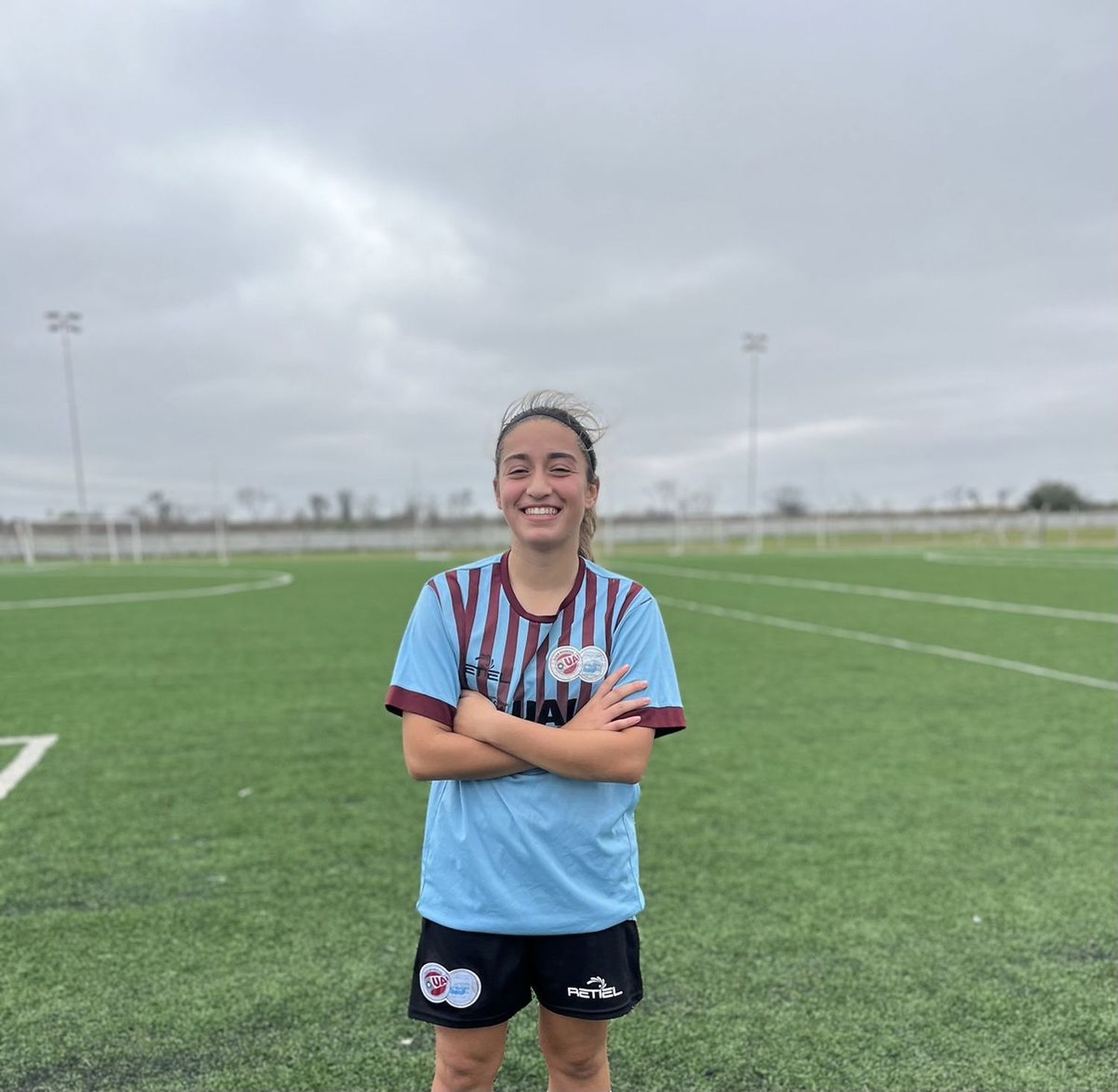Micaela Espinoza con la camiseta de UAI Urquiza