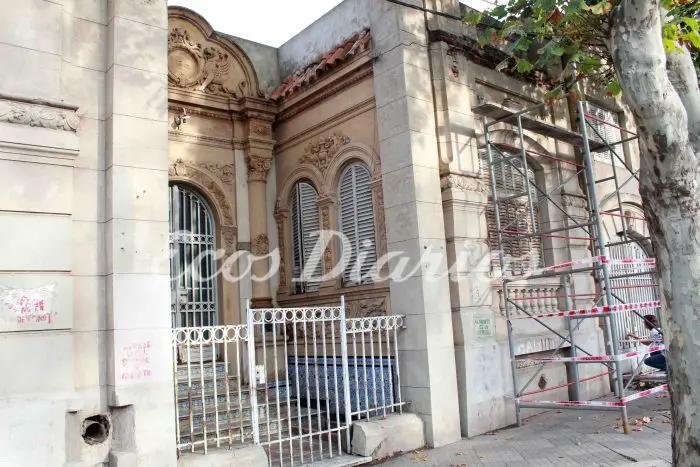 Reparan el frente de una de las casas más antiguas del centro