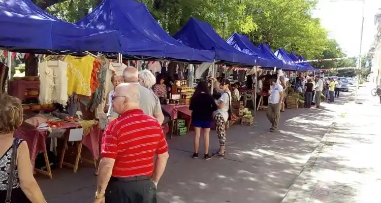 Realizaron “Frutos de la Tierra y el Río” frente a la Plaza Constitución