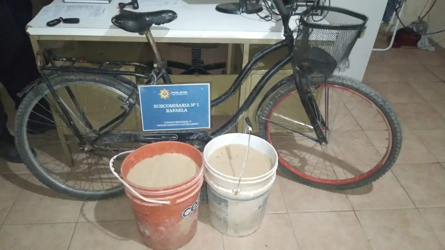 En baldes y en bici: lo sorprendieron trasladando arena robada de una obra en construcción